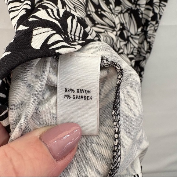 Chaus Black and White Leaf Print VNeck Blouse Size Large Raton/Spandex INV25/317 - Picture 7 of 7